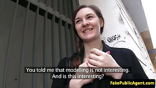 Vitka češka djevojka jebe se u pseći stil na ruska pornografija kauču