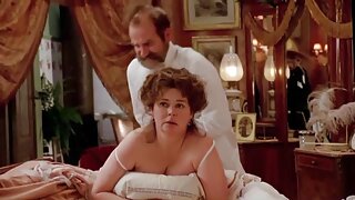 Lažna porno glumica s sisama Abby Rode jebe svoju macu na seks masaj ruski kuhinjskom stolu