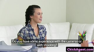 Zadivljujuća skitnica s kovrčavom ruski porno seks kosom divlja masturbacija solo na HD seks videu