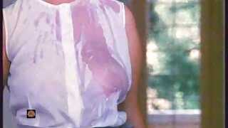 Apetitna crnokosa beba Sunny Leone pozira u svojoj seksi porno seks ruski jarkoj odjeći