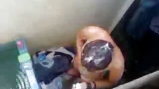 Napaljenu crnku u policijskom kostimu porno filmovi ruski ćelavi tip pojede njezinu sočnu macu